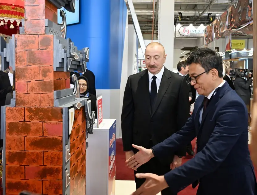 Prezident ailəsi ilə birgə sərgidə – FOTOLAR