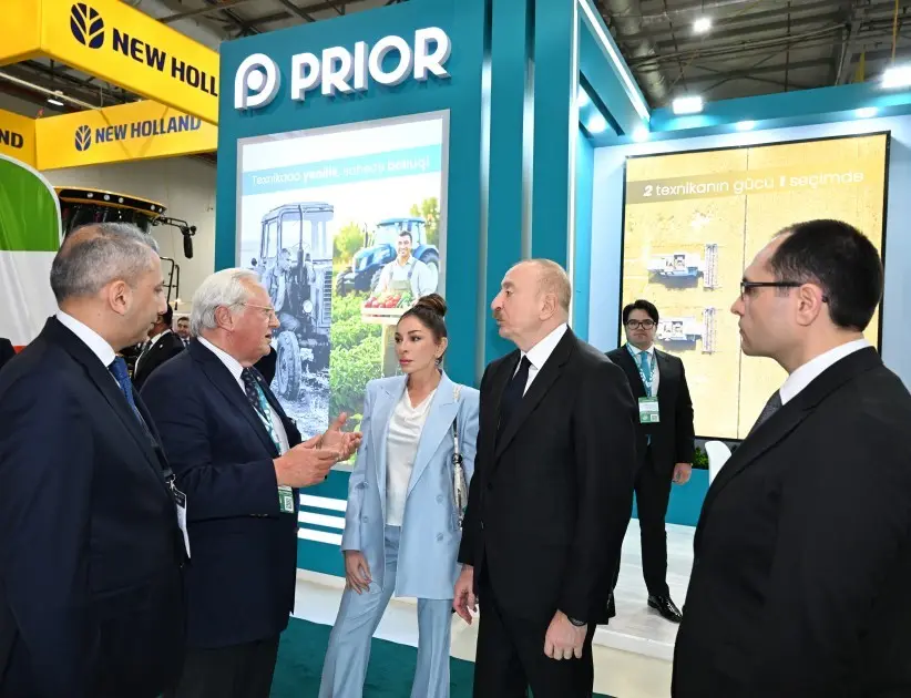 Prezident ailəsi ilə birgə sərgidə – FOTOLAR