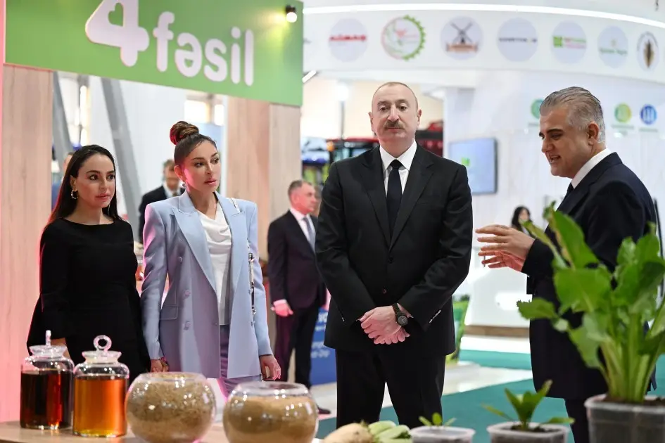 Prezident ailəsi ilə birgə sərgidə – FOTOLAR