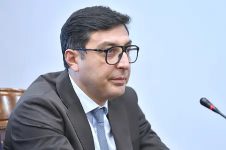 Nazir müşavirini liseyə direktor təyin etdi - FOTO