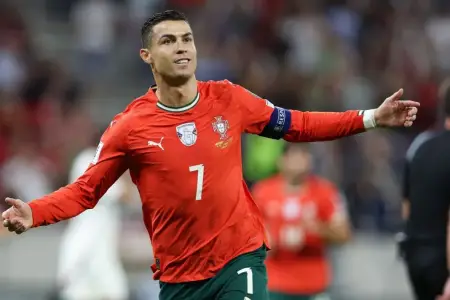 Ronaldo 100-cü qolu vurdu və adını tarixə yazdırdı
