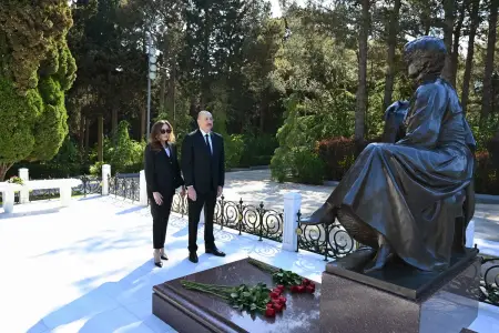 Prezident və birinci xanım Ulu Öndər Heydər Əliyevin məzarını ziyarət etdilər