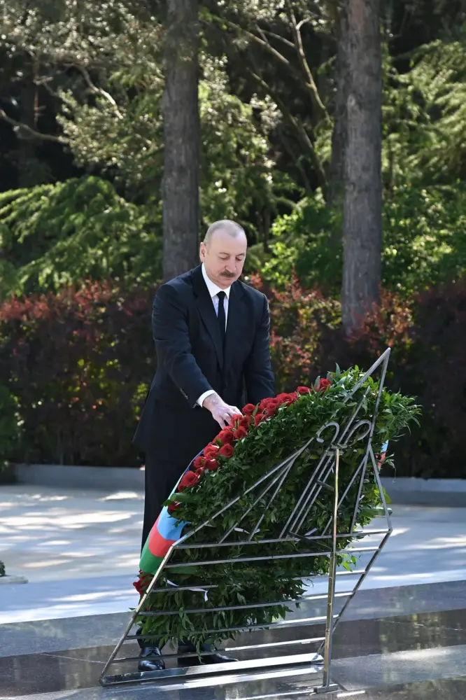 Prezident və birinci xanım Ulu Öndər Heydər Əliyevin məzarını ziyarət etdilər