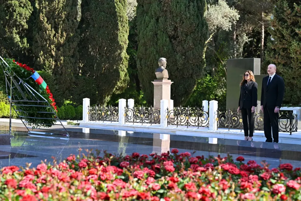 Prezident və birinci xanım Ulu Öndər Heydər Əliyevin məzarını ziyarət etdilər