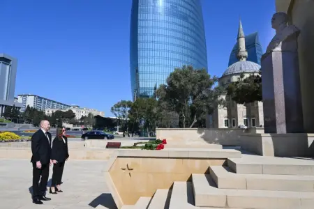 Faşizm üzərində Qələbə uğrunda mübarizədə həlak olan Azərbaycan övladlarının xatirəsi ehtiramla anılıb