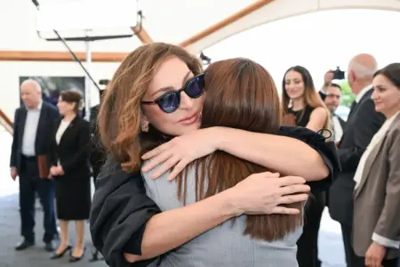 Birinci xanımın evlərinə qovuşan vətəndaşlarla səmimi anları - Fotolar