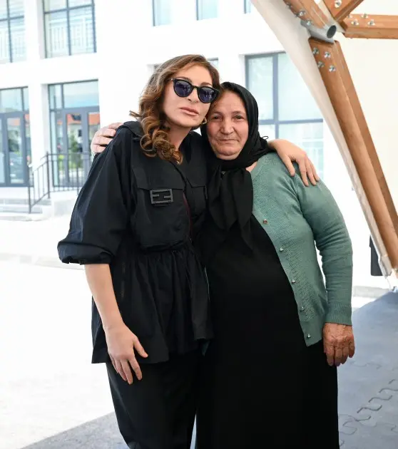 Birinci xanımın evlərinə qovuşan vətəndaşlarla səmimi anları - Fotolar