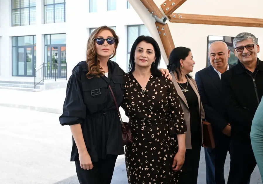 Birinci xanımın evlərinə qovuşan vətəndaşlarla səmimi anları - Fotolar