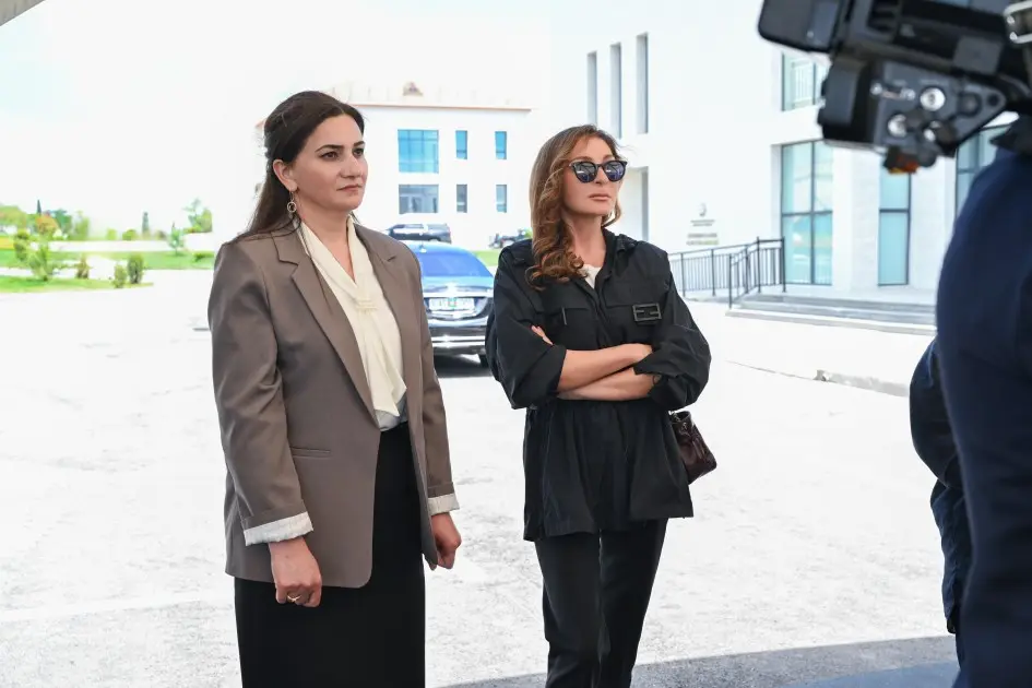 Birinci xanımın evlərinə qovuşan vətəndaşlarla səmimi anları - Fotolar