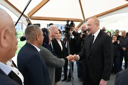 Prezident Şükürbəyli kəndinə köçən sakinlərlə görüşdü – FOTOLAR