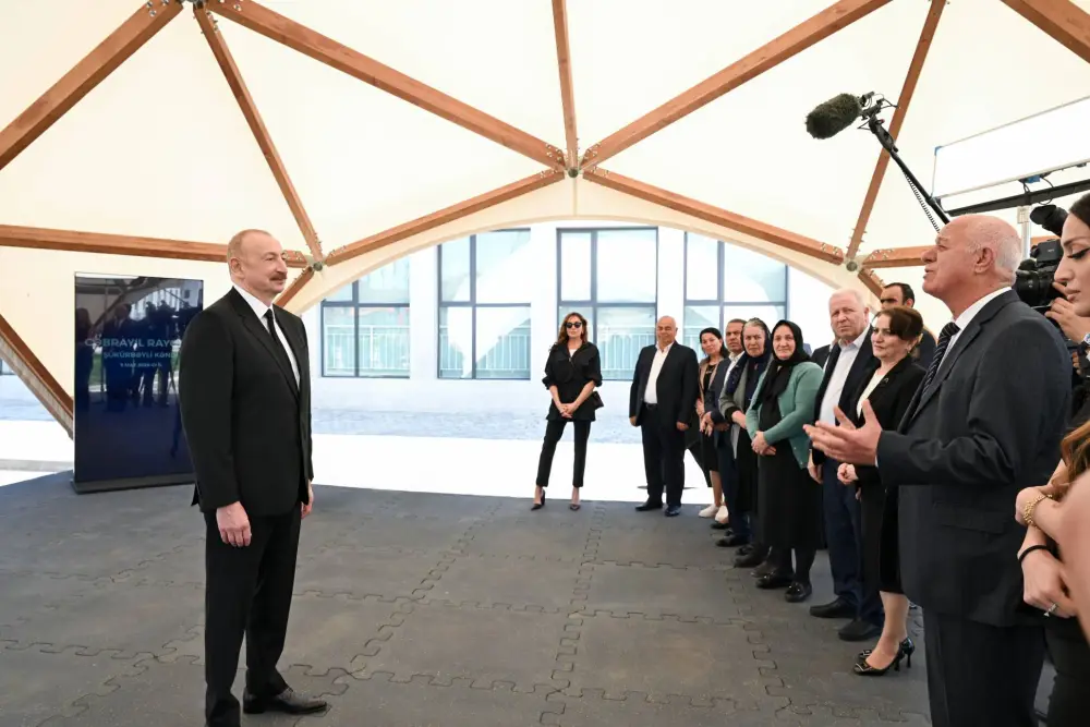 Prezident Şükürbəyli kəndinə köçən sakinlərlə görüşdü – FOTOLAR