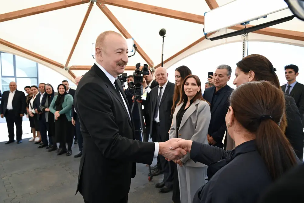 Prezident Şükürbəyli kəndinə köçən sakinlərlə görüşdü – FOTOLAR