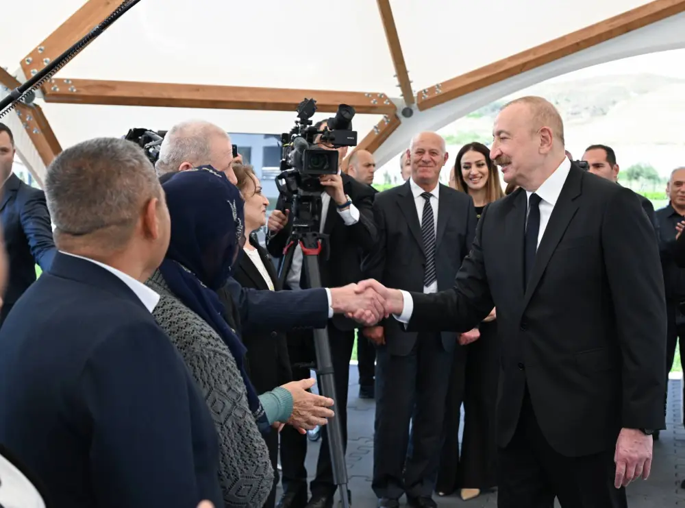 Prezident Şükürbəyli kəndinə köçən sakinlərlə görüşdü – FOTOLAR
