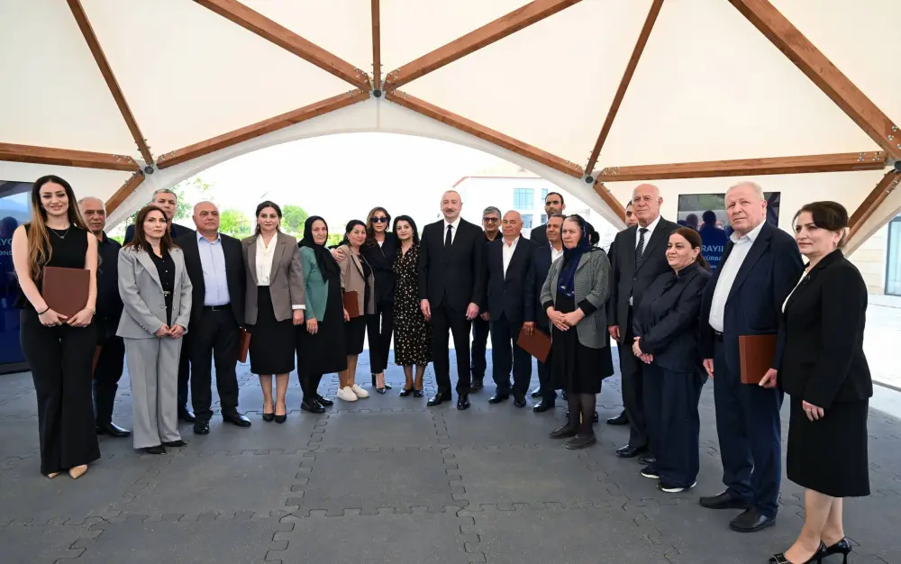 Prezident Şükürbəyli kəndinə köçən sakinlərlə görüşdü – FOTOLAR