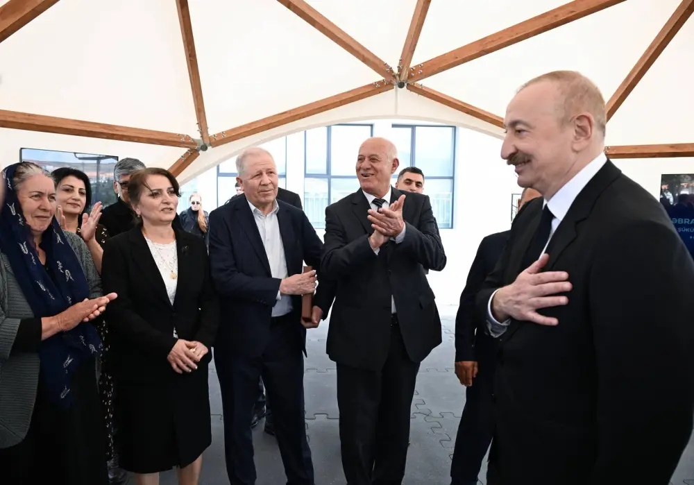 Prezident Şükürbəyli kəndinə köçən sakinlərlə görüşdü – FOTOLAR