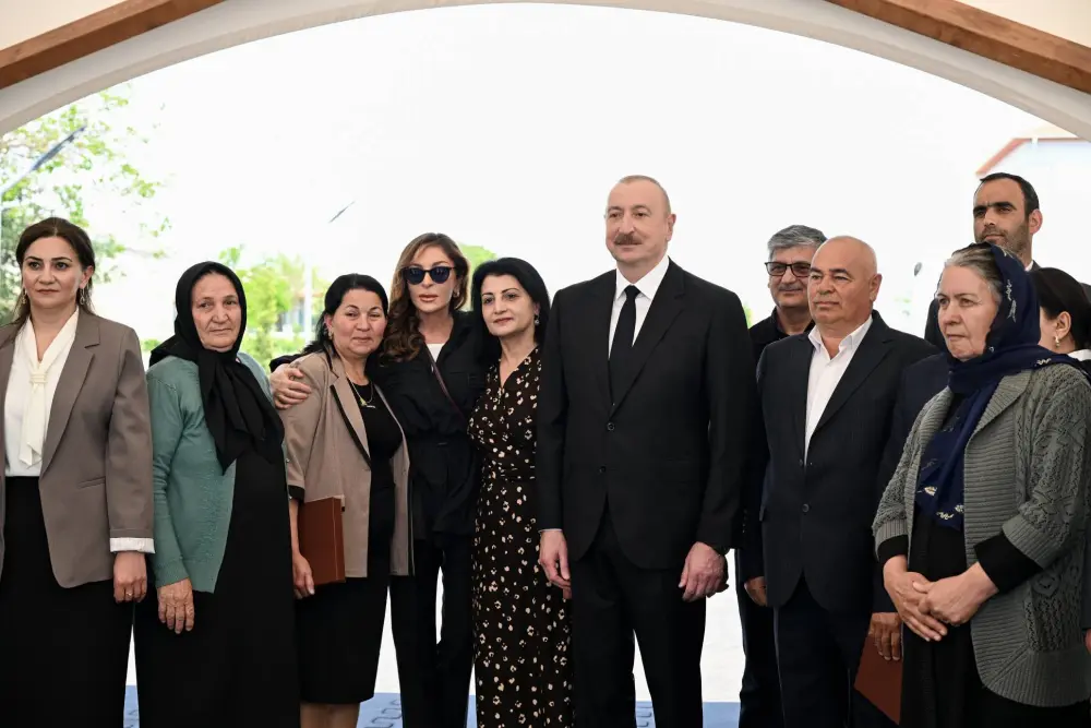 Prezident Şükürbəyli kəndinə köçən sakinlərlə görüşdü – FOTOLAR