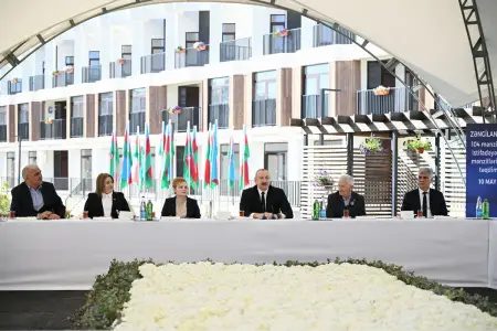 İlham Əliyev Zəngilan şəhərindəki ilk yaşayış kompleksinə köçən ailələrlə görüşdü
