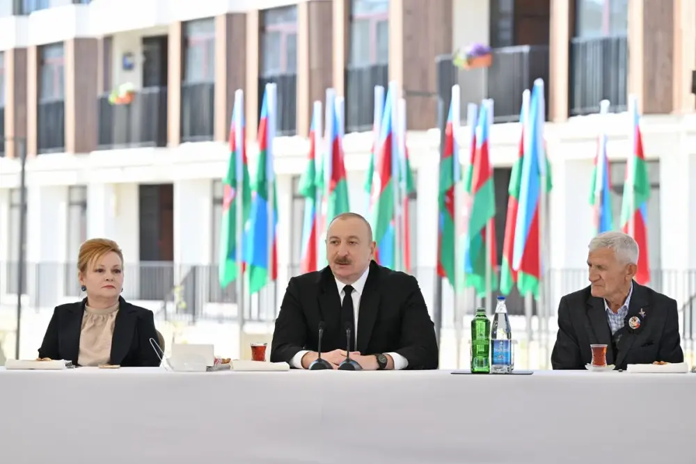 İlham Əliyev Zəngilan şəhərindəki ilk yaşayış kompleksinə köçən ailələrlə görüşdü - YENİLƏNDİ