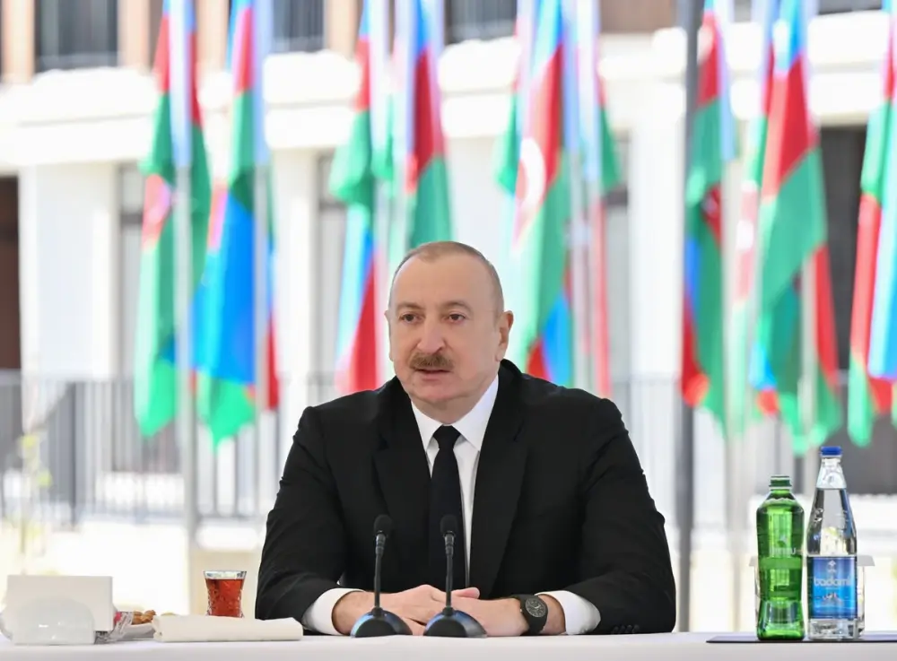 İlham Əliyev Zəngilan şəhərindəki ilk yaşayış kompleksinə köçən ailələrlə görüşdü - YENİLƏNDİ