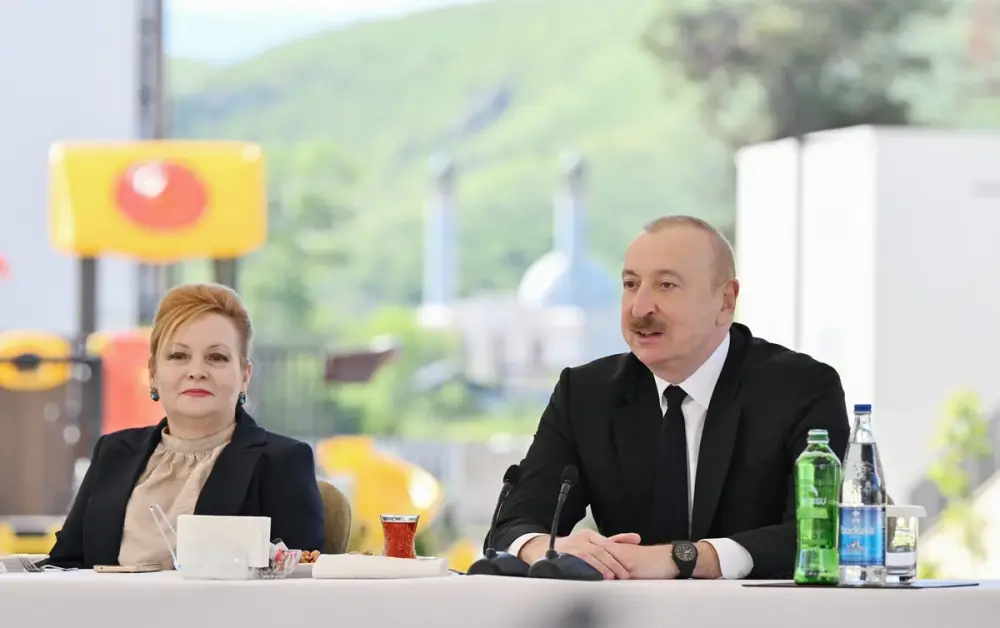İlham Əliyev Zəngilan şəhərindəki ilk yaşayış kompleksinə köçən ailələrlə görüşdü - YENİLƏNDİ