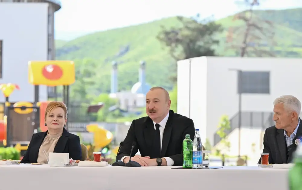 İlham Əliyev Zəngilan şəhərindəki ilk yaşayış kompleksinə köçən ailələrlə görüşdü - YENİLƏNDİ