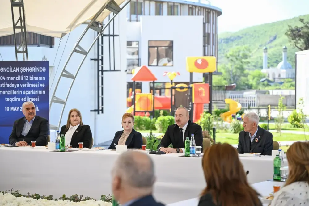 İlham Əliyev Zəngilan şəhərindəki ilk yaşayış kompleksinə köçən ailələrlə görüşdü - YENİLƏNDİ