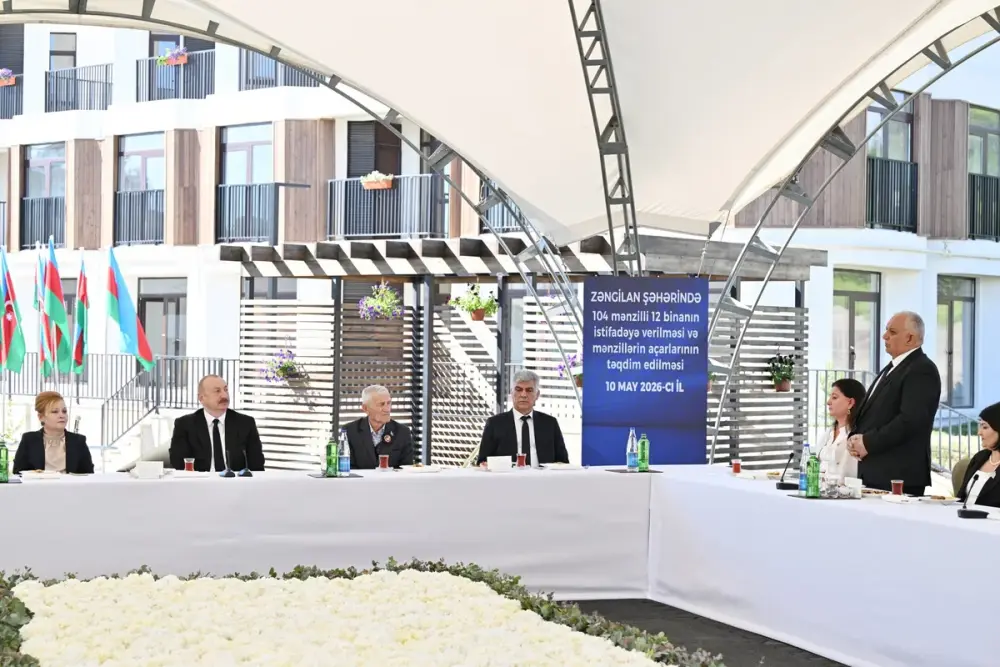 İlham Əliyev Zəngilan şəhərindəki ilk yaşayış kompleksinə köçən ailələrlə görüşdü - YENİLƏNDİ