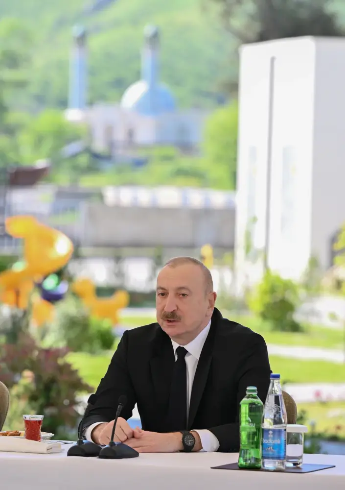 İlham Əliyev Zəngilan şəhərindəki ilk yaşayış kompleksinə köçən ailələrlə görüşdü - YENİLƏNDİ