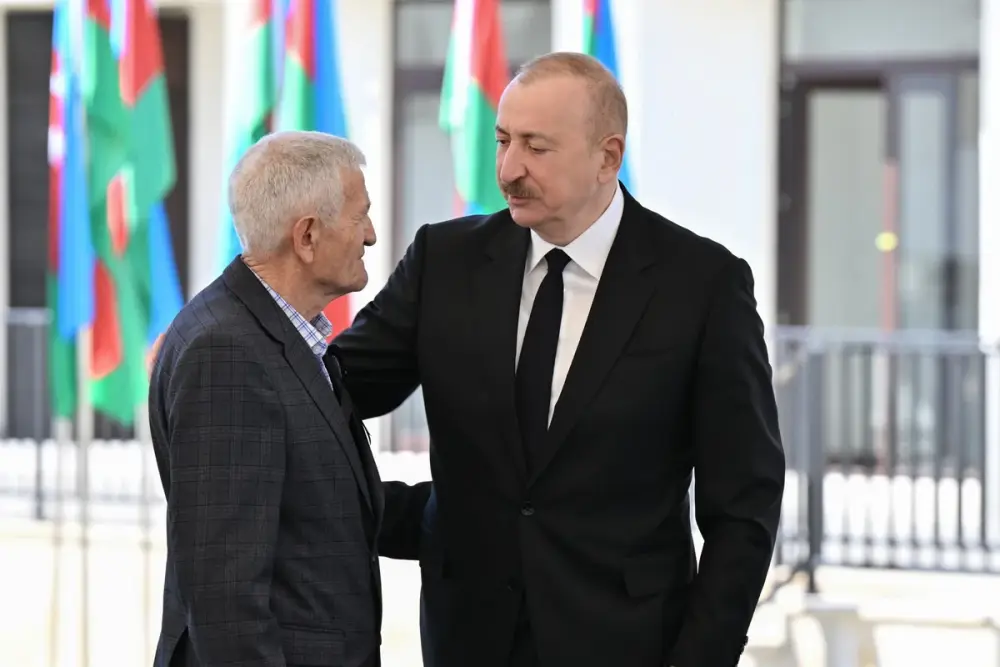 İlham Əliyev Zəngilan şəhərindəki ilk yaşayış kompleksinə köçən ailələrlə görüşdü - YENİLƏNDİ