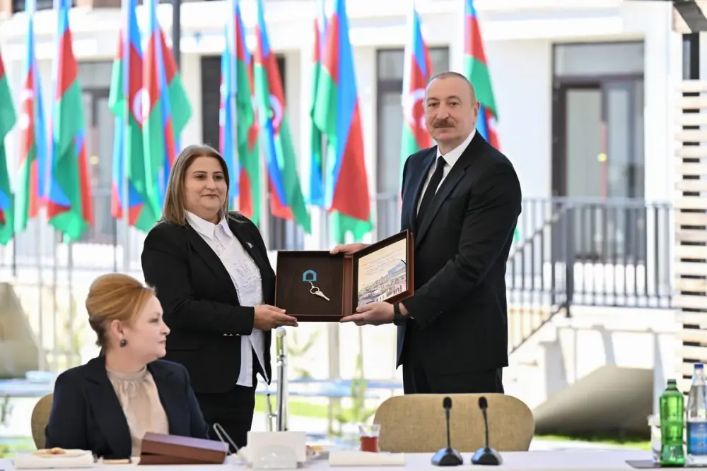 İlham Əliyev Zəngilan şəhərindəki ilk yaşayış kompleksinə köçən ailələrlə görüşdü - YENİLƏNDİ