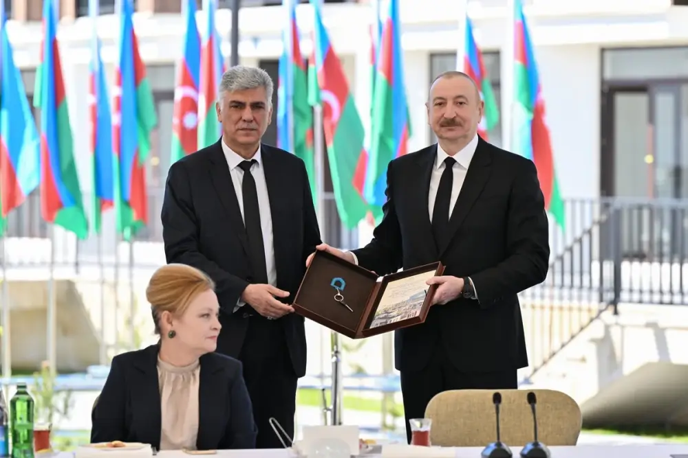 İlham Əliyev Zəngilan şəhərindəki ilk yaşayış kompleksinə köçən ailələrlə görüşdü - YENİLƏNDİ