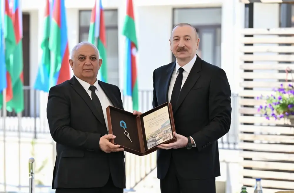 İlham Əliyev Zəngilan şəhərindəki ilk yaşayış kompleksinə köçən ailələrlə görüşdü - YENİLƏNDİ