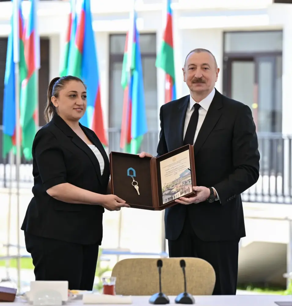 İlham Əliyev Zəngilan şəhərindəki ilk yaşayış kompleksinə köçən ailələrlə görüşdü - YENİLƏNDİ