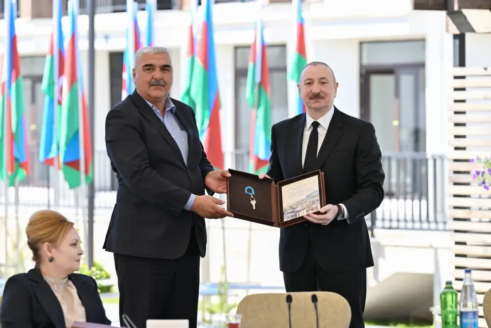 İlham Əliyev Zəngilan şəhərindəki ilk yaşayış kompleksinə köçən ailələrlə görüşdü - YENİLƏNDİ