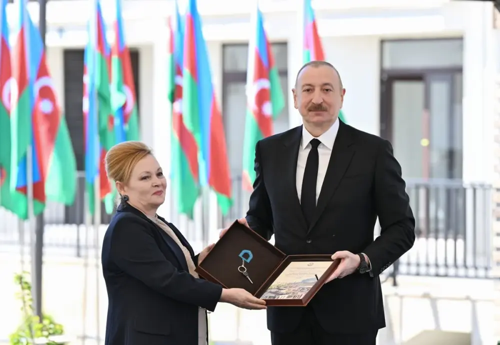 İlham Əliyev Zəngilan şəhərindəki ilk yaşayış kompleksinə köçən ailələrlə görüşdü - YENİLƏNDİ