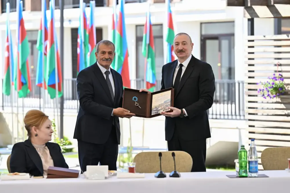 İlham Əliyev Zəngilan şəhərindəki ilk yaşayış kompleksinə köçən ailələrlə görüşdü - YENİLƏNDİ