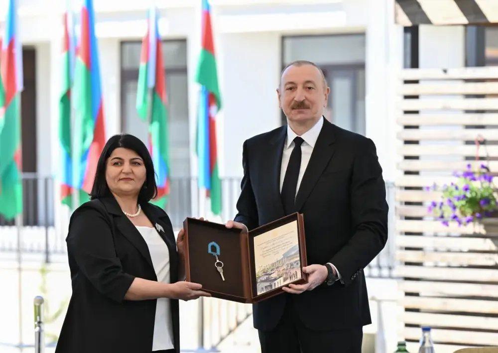 İlham Əliyev Zəngilan şəhərindəki ilk yaşayış kompleksinə köçən ailələrlə görüşdü - YENİLƏNDİ