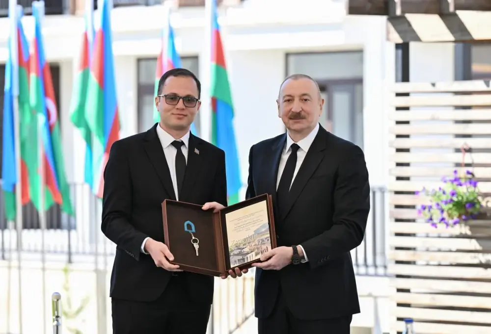 İlham Əliyev Zəngilan şəhərindəki ilk yaşayış kompleksinə köçən ailələrlə görüşdü - YENİLƏNDİ