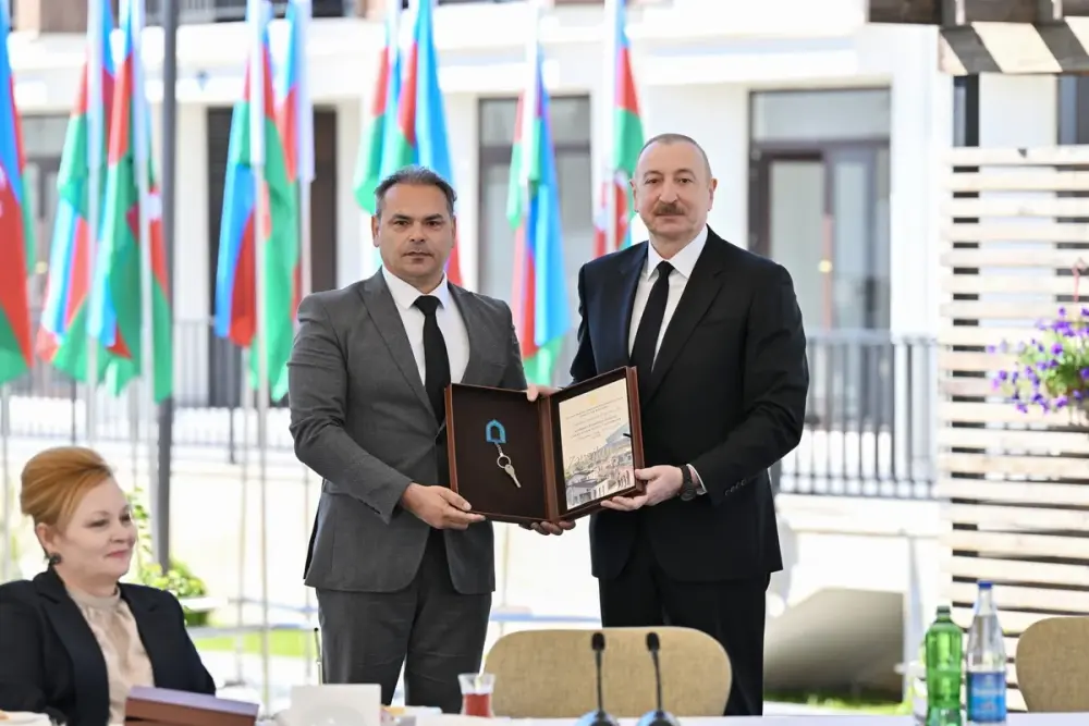 İlham Əliyev Zəngilan şəhərindəki ilk yaşayış kompleksinə köçən ailələrlə görüşdü - YENİLƏNDİ
