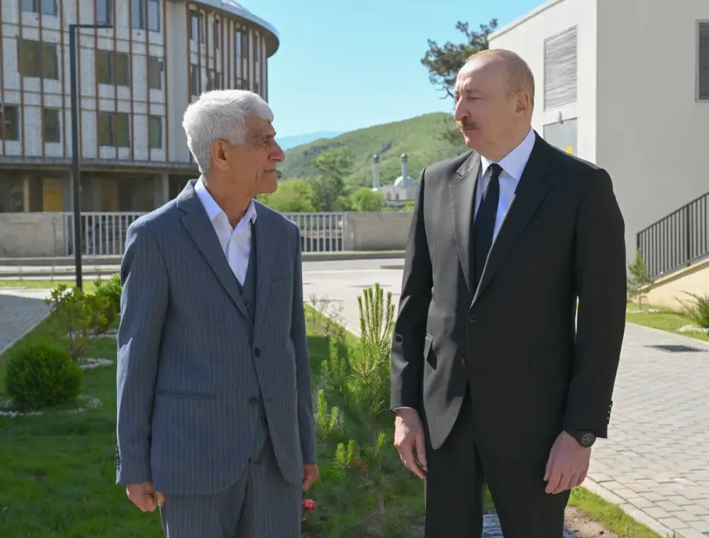 İlham Əliyev Zəngilan şəhərindəki ilk yaşayış kompleksinə köçən ailələrlə görüşdü - YENİLƏNDİ