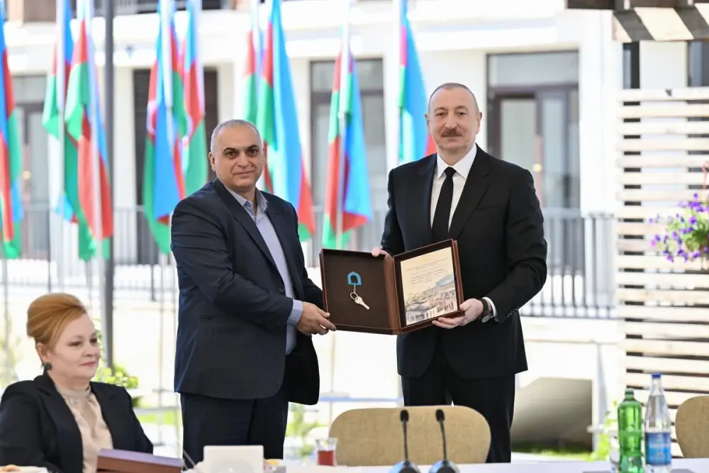 İlham Əliyev Zəngilan şəhərindəki ilk yaşayış kompleksinə köçən ailələrlə görüşdü - YENİLƏNDİ