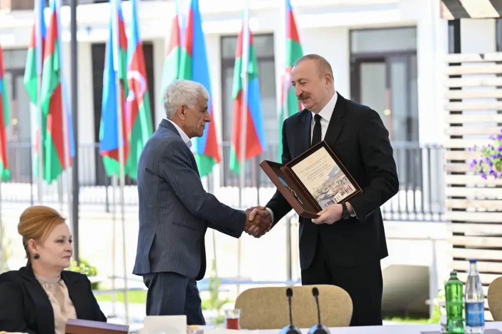 İlham Əliyev Zəngilan şəhərindəki ilk yaşayış kompleksinə köçən ailələrlə görüşdü - YENİLƏNDİ