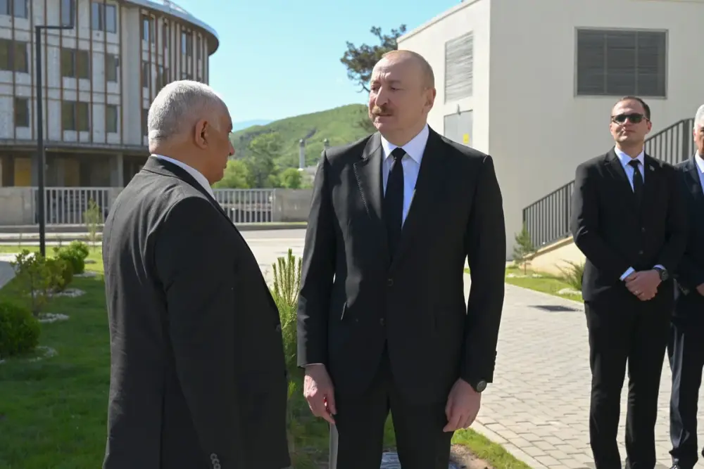İlham Əliyev Zəngilan şəhərindəki ilk yaşayış kompleksinə köçən ailələrlə görüşdü - YENİLƏNDİ