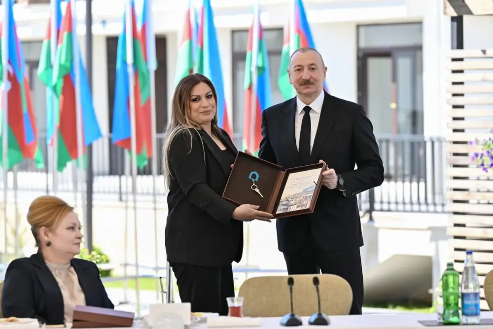 İlham Əliyev Zəngilan şəhərindəki ilk yaşayış kompleksinə köçən ailələrlə görüşdü - YENİLƏNDİ