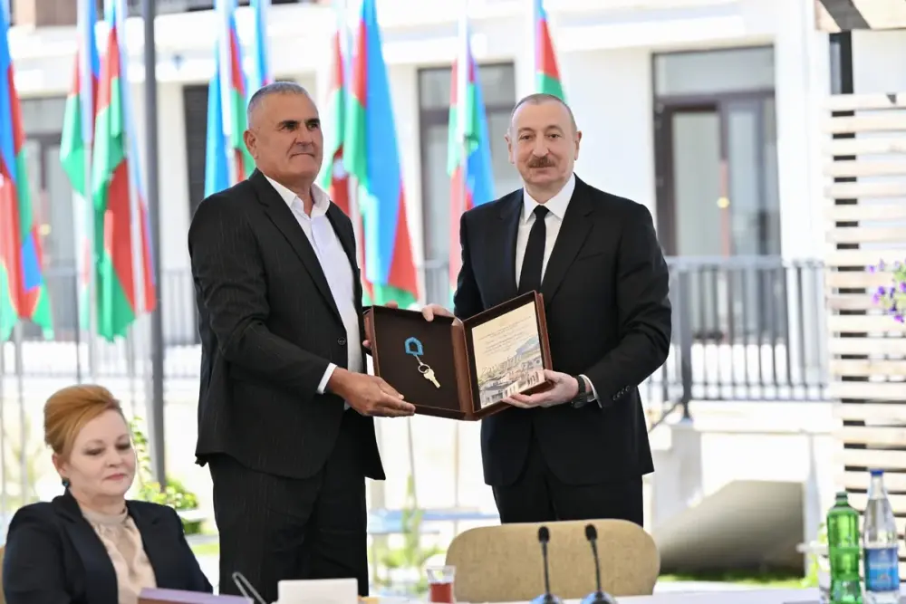 İlham Əliyev Zəngilan şəhərindəki ilk yaşayış kompleksinə köçən ailələrlə görüşdü - YENİLƏNDİ