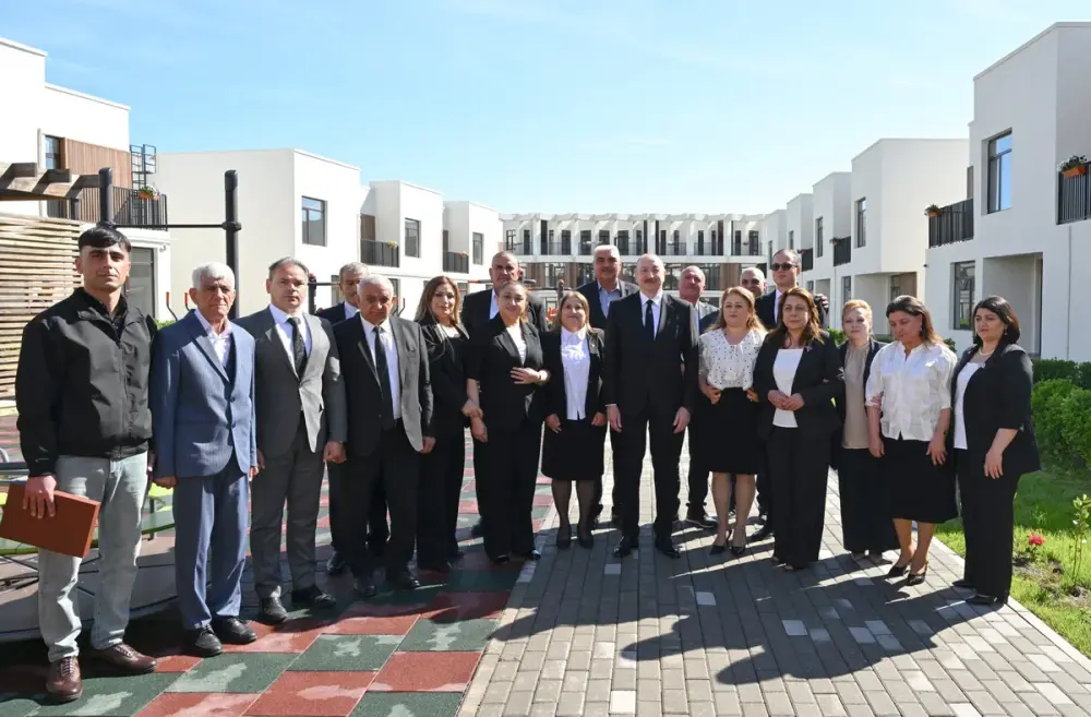 İlham Əliyev Zəngilan şəhərindəki ilk yaşayış kompleksinə köçən ailələrlə görüşdü - YENİLƏNDİ