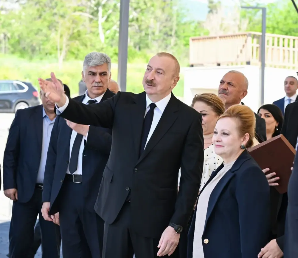 İlham Əliyev Zəngilan şəhərindəki ilk yaşayış kompleksinə köçən ailələrlə görüşdü - YENİLƏNDİ