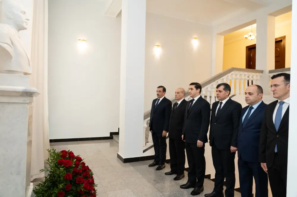 Ədliyyə Nazirliyinin kollektivi Ulu Öndər Heydər Əliyevin məzarını ziyarət etdi - Fotolar