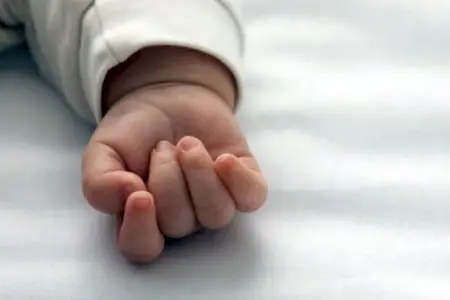 2 yaşlı uşaq 4-cü mərtəbədən yıxılaraq öldü