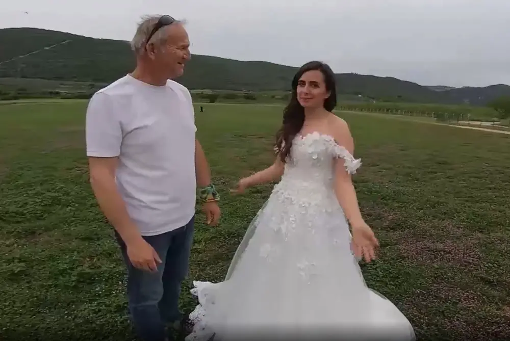 Gəlinlik paltarında uçdu,  hər kəsi şoka saldı - FOTO